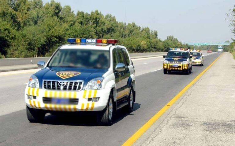 تیز روشنی بڑے حادثے کا سبب بن سکتی ہے، موٹروے پولیس کی ہائی بیم کے خلاف آگاہی مہم